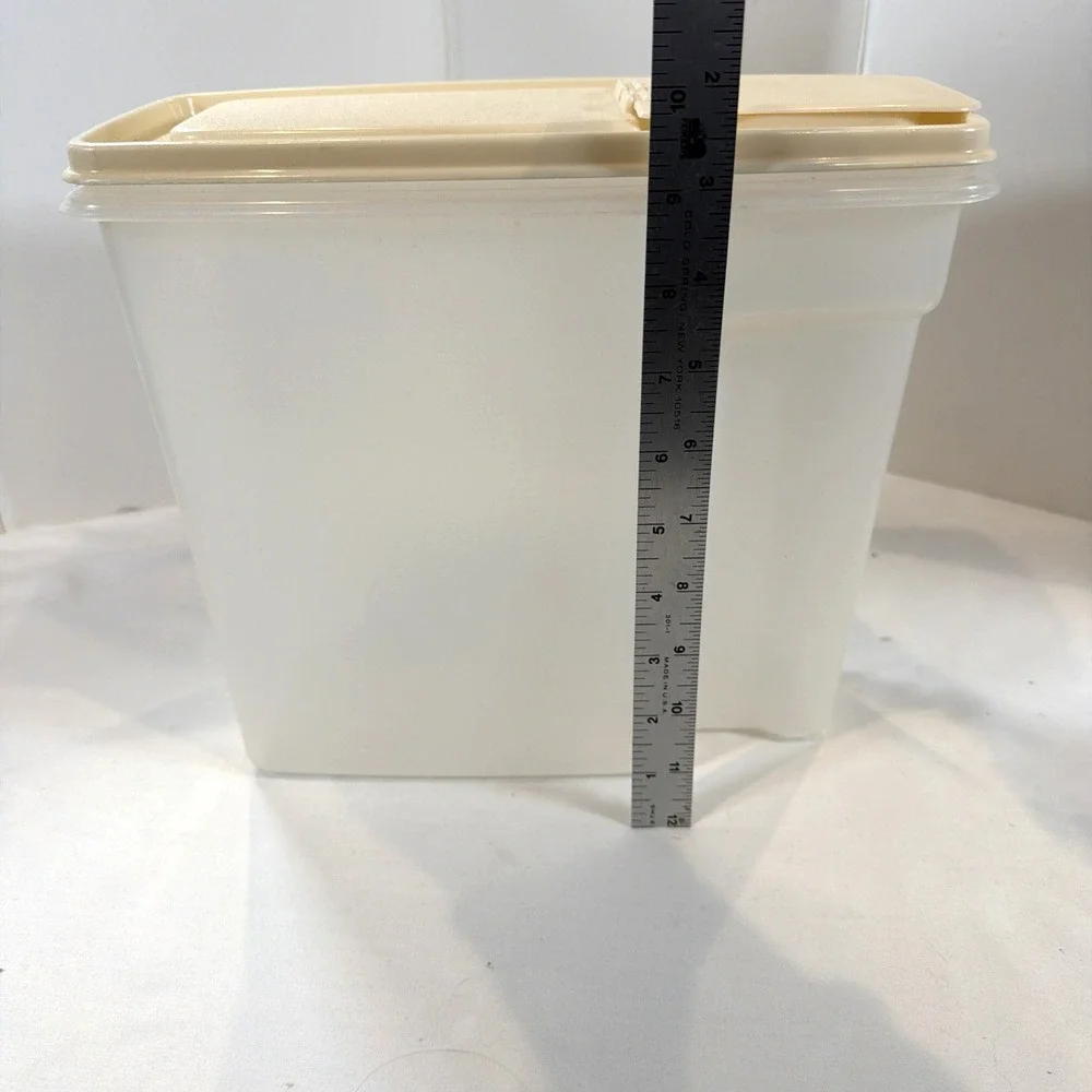Rubbermaid‎ Servin Saver 1.3 Gallon 5.0 L Cereal Keeper Storage Container Almond